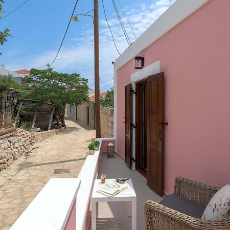 Captain'S Memories Stylish Harbour Apartments Chalki Town المظهر الخارجي الصورة