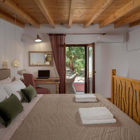 Captain'S Memories Stylish Harbour Apartments Chalki Town المظهر الخارجي الصورة