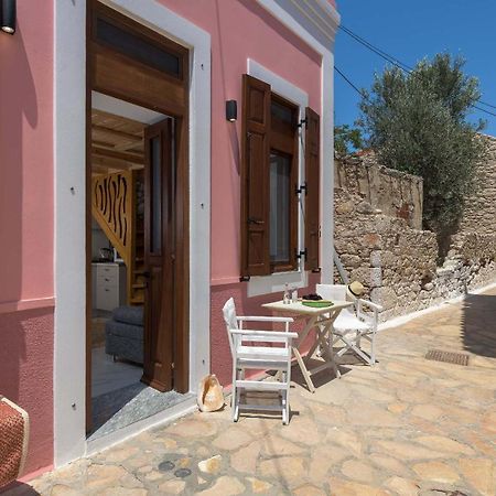 Captain'S Memories Stylish Harbour Apartments Chalki Town المظهر الخارجي الصورة