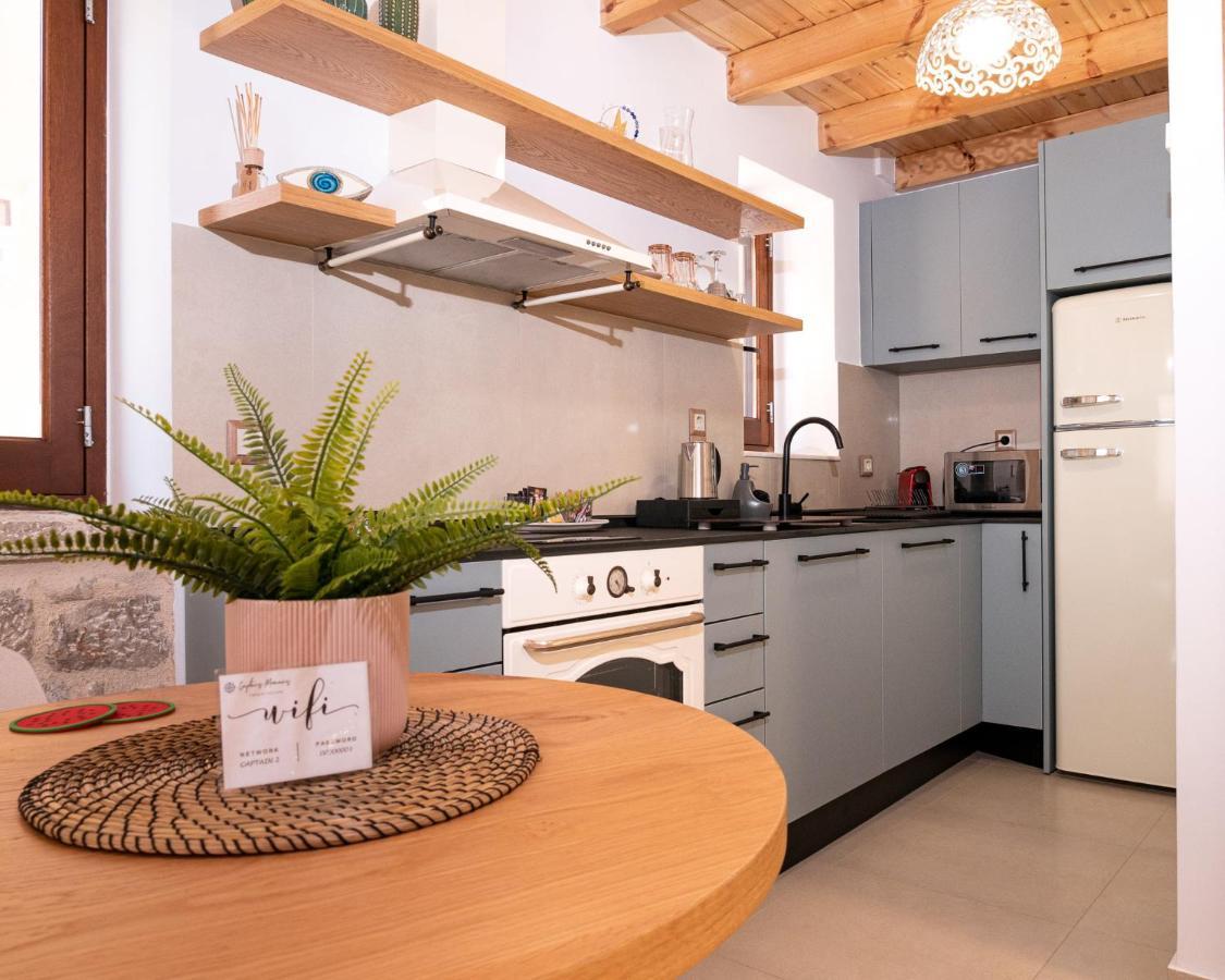 Captain'S Memories Stylish Harbour Apartments Chalki Town المظهر الخارجي الصورة