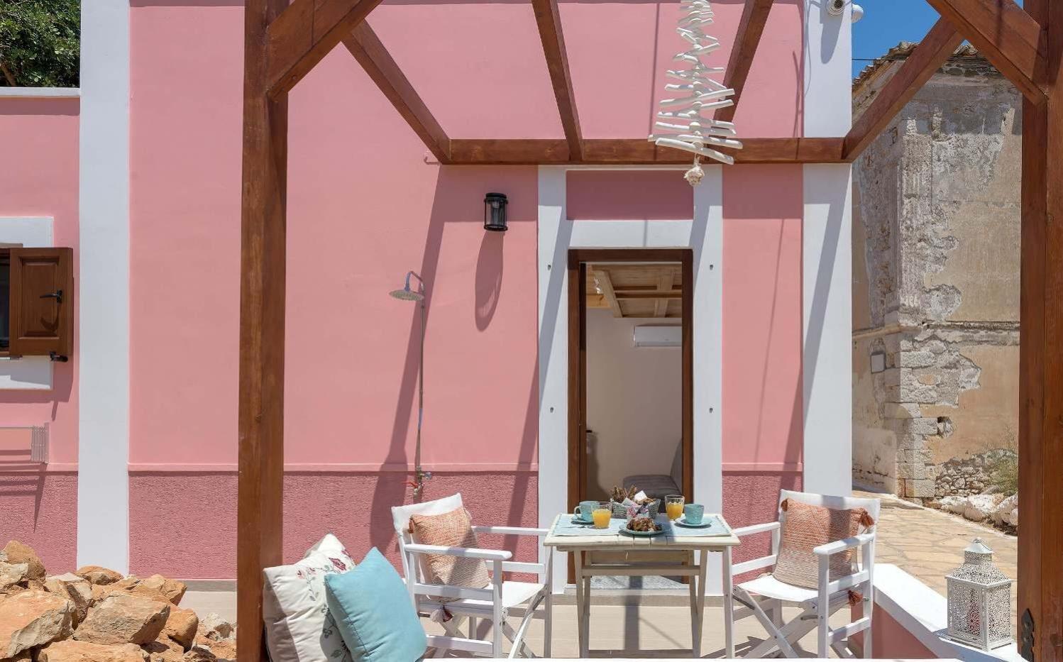 Captain'S Memories Stylish Harbour Apartments Chalki Town المظهر الخارجي الصورة